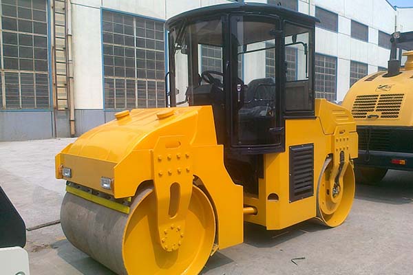 6噸雙鋼輪振動壓路機(jī)