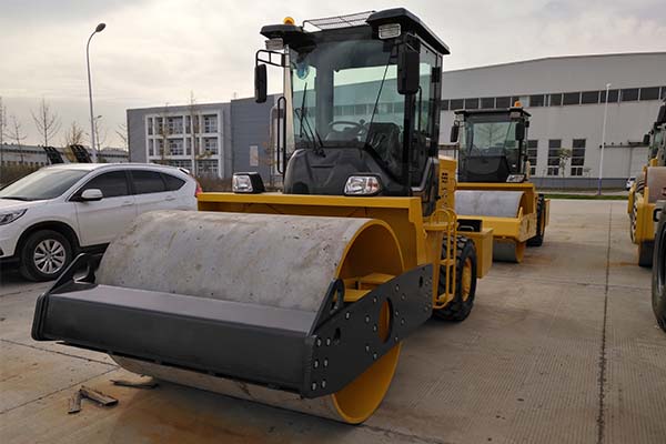 振動<a href='http://m.woloverlife.xyz' target='_blank'>壓路機(jī)</a>